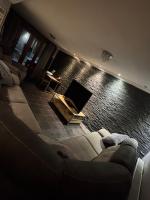 The Moon Stylish Cosy Apartment Near Pontypool - B&B Pontnewynydd