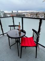 Post Stampede Retreat, King Bed, Underground Parking, Kensington C-Train, Free Laundry - B&B Calgary