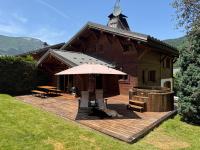 Luxurious Chalet With Breathtaking Mont Blanc Massif Views From Hot Tub and Garden plus Sauna - Chambres d'hôtes Les Houches