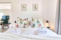 Central, Secure Parking, Kitchen, Garden, Braai, Desk - B&B Hermanus