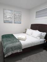 Modern 1BR with Private Entrance and Free Parking - B&B Edmonton