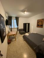 BERNOCCHI ROMA APARTMENT, difronte metropolitana - B&B Asl