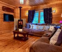 Lakeside Log Cabin 4 Bedrooms Dog-Friendly Escape - Bed and Breakfast Ballyconnell