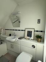 Bedroom suite in Sunningdale, UK - B&B Sunningdale