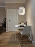 Charming Terrace Apartment - 5 min to Castelvecchio - AC & Garden View - B&B Verona
