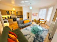 Spacious & Cosy 2 Bedroom Home plus 2 Sofa-beds with Private Entrance and Back Patio, 3 min walk to Earl's Court Station - B&B London