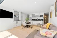 Mairangi Bay 2BR Retreat | Walk to Beach + Parking - B&B Auckland