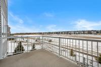 Carrington 4BR Home near Calgary Airport – Water Views, Games Room, Massage Chair, EV Garage - Chambres d'hôtes Calgary