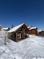 Duplex cosy jusqu'à 6 personnes- chalet des Pléiades - départ skis aux pieds en bordure de piste sans portage - au milieu des fleurs en été - l'autre duplex du chalet est également à nous - Bed and Breakfast Risoul