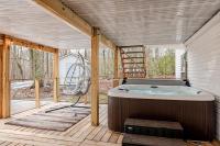 Luxury Poconos Retreat-Hot Tub-Theater-Fire Pit-Deck with Enclosure - Chambres d’hôtes Cresco