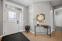 Spacious Family Retreat with Hot Tub, Pool Table, Gym - B&B Calgary