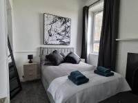Modern Top Floor 2BR apartment - B&B Montrose