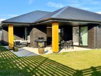 Premium Lake Taupo Home - Walk to Lake & Café - B&B Taupo