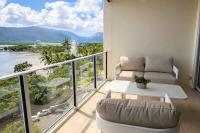 Luxury Coral Coast Retreat - Waterfront 3BR - Chambres d’hôtes Cairns