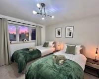 Stylish 2 Bed House - Sleeps 4 - Free Parking - Near HS2 & Drayton Manor - Chambres d'hôtes Wilnecote