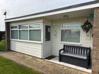 179, Two bed chalet on Sund0wner Holiday Park - Sleeps 4, free WiFi, sorry no pets - entertainment options close by - B&B Hemsby