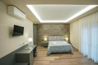 Habitación con cama extragrande y balcón