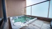 Three-Bedroom Suite with Jaccuzi