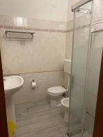 Tweepersoonskamer met 2 Aparte Bedden en Eigen Badkamer