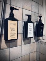 Habitación con cama grande y bañera de hidromasaje