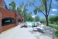 Central Studio Apartment mins to Sandton City , Melrose Arch & Rosebank with Gym, Pool, Private Patio and Self Check - In - Chambres d'hôtes Johannesbourg