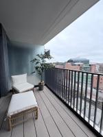 Modern Apartment Near Westfield & Tube - Large Balcony & Fast Wifi - B&B London