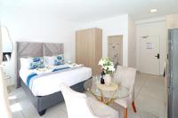Central Studio Apartment mins to Sandton City , Melrose Arch & Rosebank with Gym, Pool, Private Patio and Self Check - In - B&B Johannesburgo