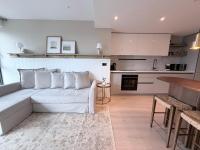 Modern Apartment Near Westfield & Tube - Large Balcony & Fast Wifi - B&B London