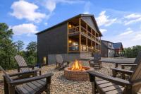 Oak Orchard Lodge Hot Tub Theater & Sleeps 18 Dog-Friendly Pigeon Forge Cabin - B&B Sevierville