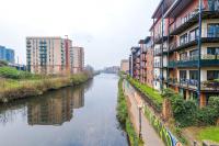 Stylish 2 Bedroom, 2 Bathroom Apartment with Free Parking - Chambres d'hôtes Manchester