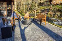 Hot Tub and Fire Pit Creekside Gatlinburg Getaway! - Chambres d’hôtes Gatlinburg
