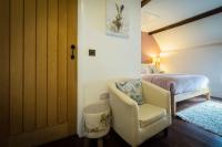 Habitación con cama extragrande.