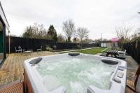 Stunning Family Home with Hot tub in Worsley - Chambres d'hôtes Manchester