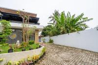 Spacious Tropical Villa with Pool and Bfast - B&B Sleman