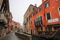 Original Venice Home, Juliet Balcony Canal View - B&B Venecia