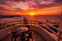 Beachfront 3BR Apartment ,Sunset Sea View Balcony, Pool, Family Stay - Ferienwohnung Port Dickson