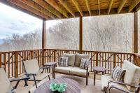 Forest-View Balcony & Trail Access! Burnsville Gem - B&B Burnsville
