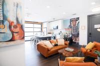 The Muse is a Modern 2BR Condo with Private Balcony and City Rooftop Access - Chambres d'hôtes Nashville