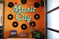 The Muse - Modern 2BR Condo with Private Balcony and City Rooftop Access - Ferienwohnung Nashville