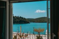 Teal Seafront Home - B&B Sývota