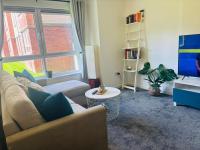 Modern Ground floor 2 Bed Apartment Secure Parking & Perfect for City- CelticEmirates Stadium - Chambres d'hôtes Glasgow