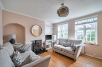 Spacious Surrey Home Garden Fast London Links - Pass the Keys - B&B Addlestone