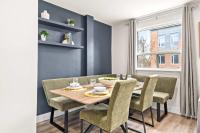 Modern & Spacious 2BR Loft with Balcony & Parking - Ferienwohnung Toronto