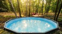 4BD Cabin in the Poconos Near Lake with Hot Tub, Sauna, Game Room and Movie Room - Chambres d'hôtes East Stroudsburg