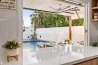 Coastal Noir Retreat - Pool PF & Walk to Beach - B&B Brooyar