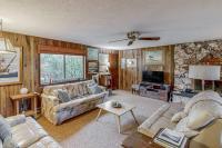 Dog-Friendly Cottage with Private Hot Tub Deck Berry Bushes & Beach Access - B&B Cannon Beach