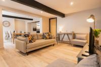 Stylish & modern terraced home Sleeps up to 11 - Ferienwohnung Tarvin