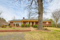 Ozark Getaway w/ Pond, Fire Pit & Patio - Chambres d'hôtes Dover