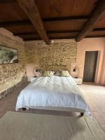 Zimmer mit Kingsize-Bett und Balkon