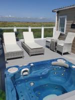 Nature Retreat Lodge with Hot Tub - Chambres d’hôtes Selsey